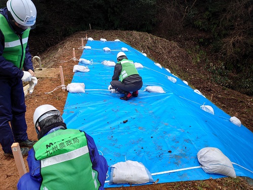 ため池堤体のブルーシート張り