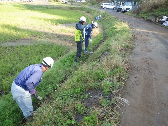 人力による堆積土砂撤去