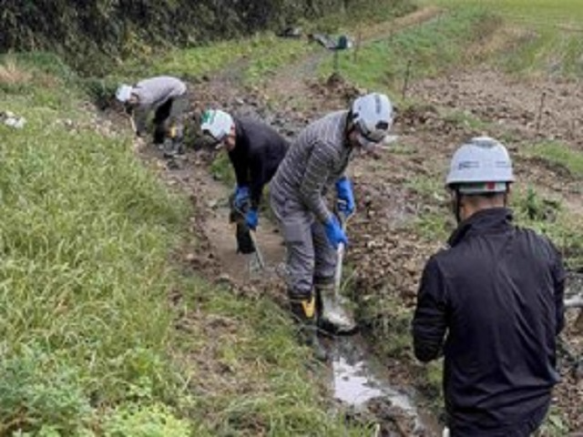 人力による堆積土砂撤去