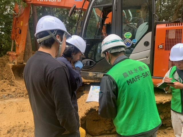 現場作業員と啓開作業打合せ