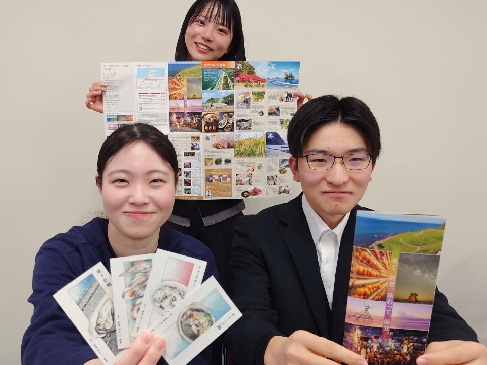 リーフレット及びショップカードとチーム員の写真