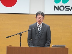 挨拶する柴﨑地方参事官