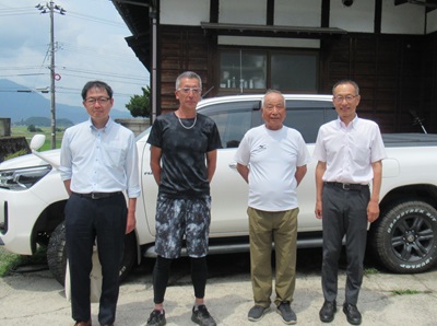旭農園の代表(中央右)及び副代表(中央左)と柴﨑地方参事官(一番左)