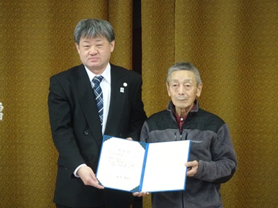岡本地方参事官（写真左）と授与後の記念撮影