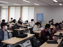 熱心に聞き入る学生のみなさん