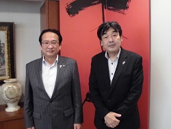 渕上市長（左）と佐土原地方参事官