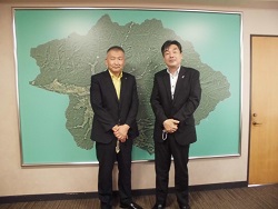 勝山市長（左）と佐土原地方参事官