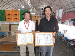三里浜砂丘地農業支援センター事務局長(左)と新規就農者(右)