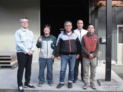 (農)能登郷の畠中理事(中央)及び能登野の棚田を守る関係者の方々と藤岡地方参事官(一番左