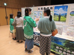 来場者へ説明する様子