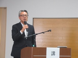 講演を行う藤岡地方参事官