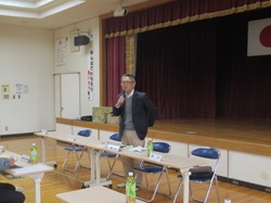 説明を行う藤岡地方参事官