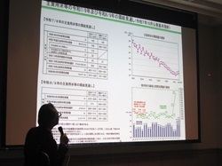 説明を行う藤岡地方参事官