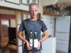 地元酒蔵との連携により製造された日本酒を手に取る副代表