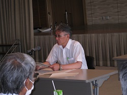 講演を行う井田調整官