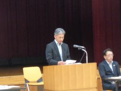 祝辞を述べる井田地方調整官