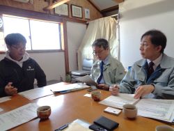 意見交換の様子（左：岡元代表）