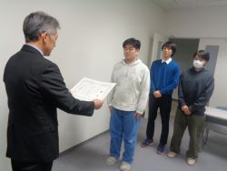 石川県立大学での表彰状授与の様子