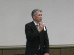 情報提供する井田地方調整官