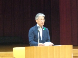 祝辞を述べる井田地方調整官