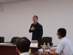 あいさつをする山野知事