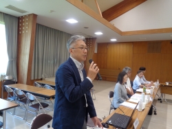 情報提供する井田地方調整官