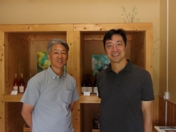 醸造所内に設けられた仮設ワインショップにて髙作代表(右)、井田地方調整官(左)