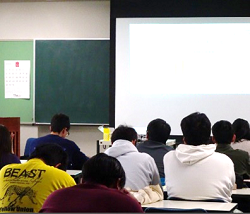 聴講する学生