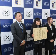 右から石川管理栄養士、小杉管理栄養科学科長、