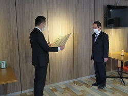 右から藤田常務取締役、佐久間地方参事官