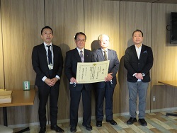 右から二宮事務局長、本間代理取締役、藤田常務取締役、佐久間地方参事官