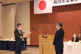 表彰状を手交する佐久間地方参事官