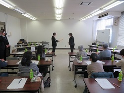 表彰状を手交する渡邊総括農政推進官