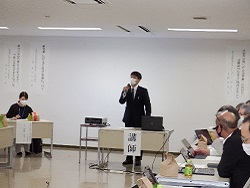 講演を行う福井参事官