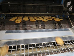 黒豆せんべいの焼き上がりの様子