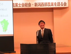 講演を行う福井地方参事官