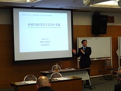 講演を行う福井地方参事官