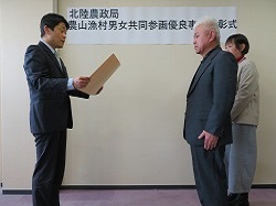 賞状授与の様子