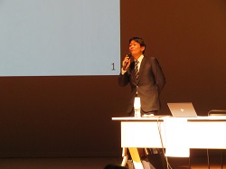 講演を行う福井地方参事官
