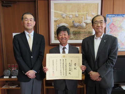 中央：渡邉忠雄氏、右端：加藤阿賀野市長、左端：田口地方参事官