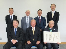 前列中央：大沼生産組合、組合長、金安秀雄氏、後列右端：田口地方参事官 