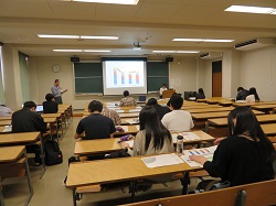 聴講する学生さん