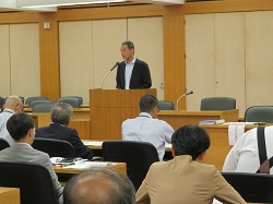 勉強会にて説明する田口地方参事官