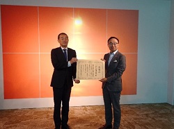 田口参事官（左）、佐藤代表取締役社長（右）