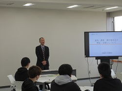 日本の食料事情等について講義する田口地方参事官