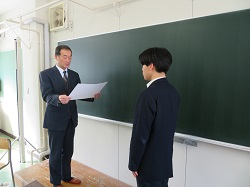 賞状授与の様子
