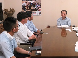 農村関係人口の創出について質問する田口地方参事官