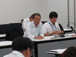 意見交換をする田口地方参事官