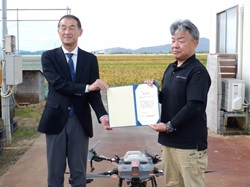 田口地方参事官（写真左）と授与後の記念撮影