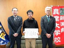 田口地方参事官、渡部校長との記念撮影